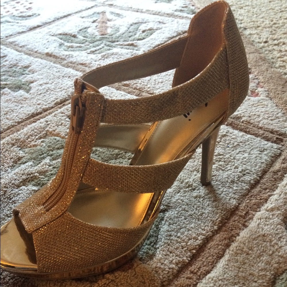 Golden glittery pumps